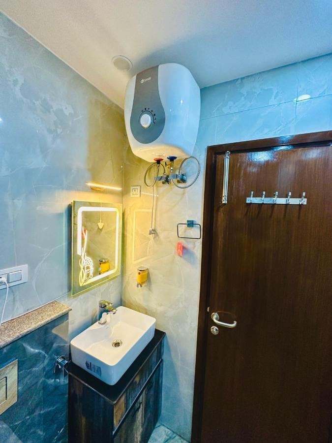 Hotel Samrat Residency 10 Mints Walking Distance Nizamuddin Railway Station نيودلهي المظهر الخارجي الصورة