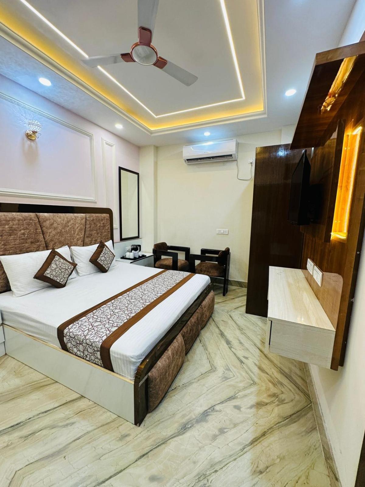Hotel Samrat Residency 10 Mints Walking Distance Nizamuddin Railway Station نيودلهي المظهر الخارجي الصورة