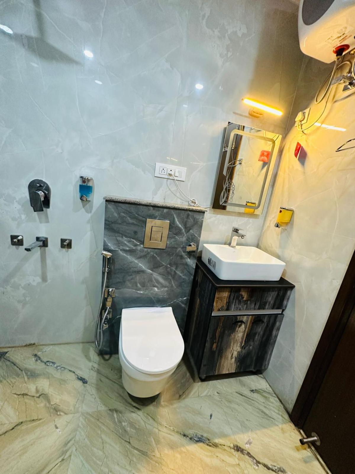 Hotel Samrat Residency 10 Mints Walking Distance Nizamuddin Railway Station نيودلهي المظهر الخارجي الصورة