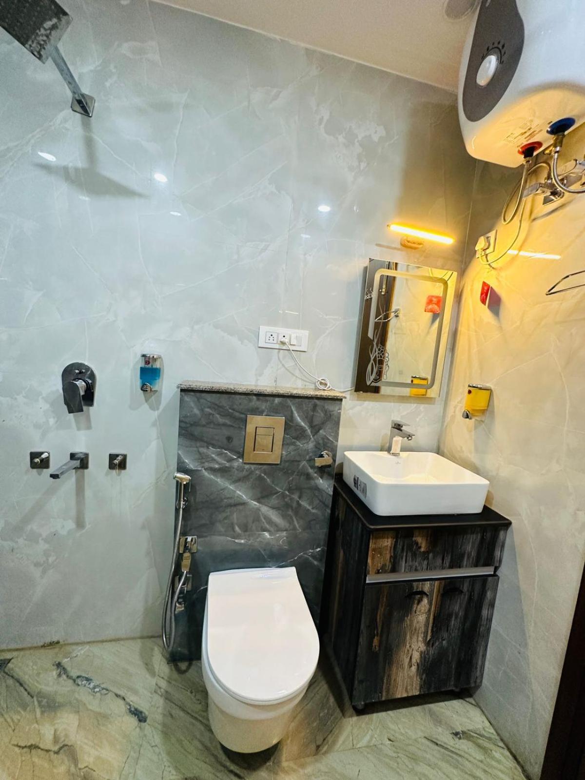Hotel Samrat Residency 10 Mints Walking Distance Nizamuddin Railway Station نيودلهي المظهر الخارجي الصورة