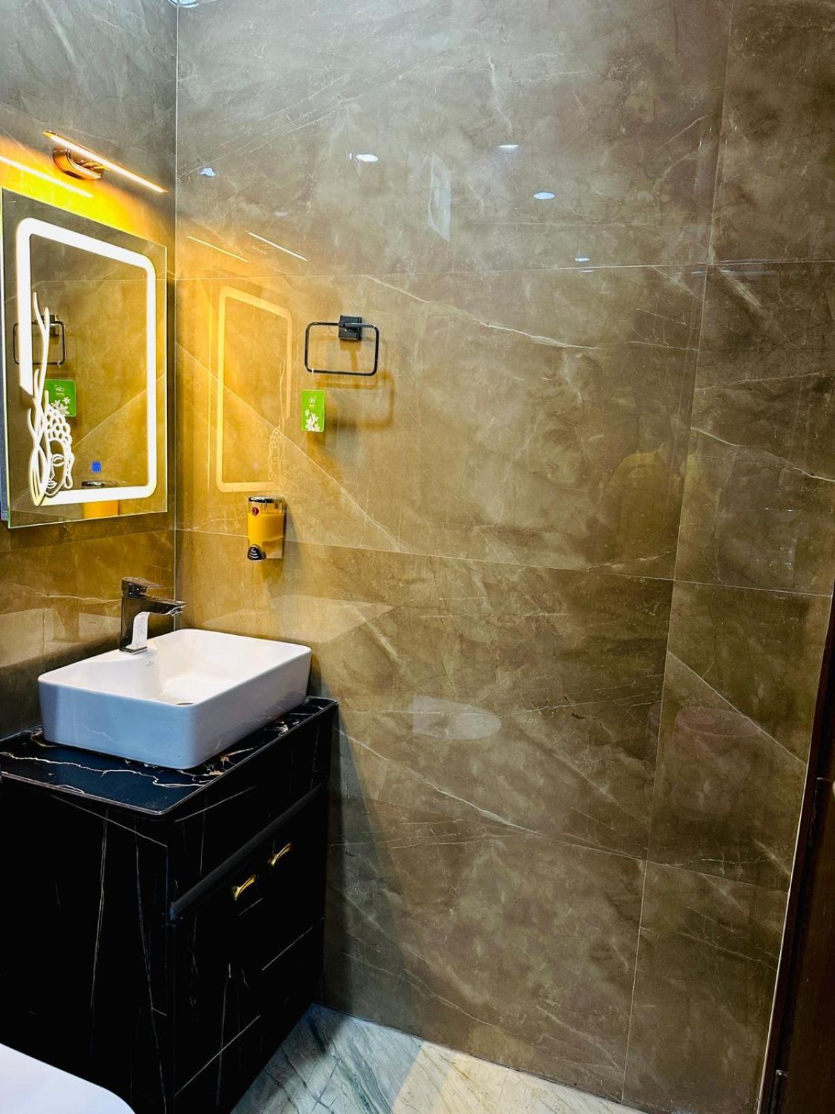 Hotel Samrat Residency 10 Mints Walking Distance Nizamuddin Railway Station نيودلهي المظهر الخارجي الصورة