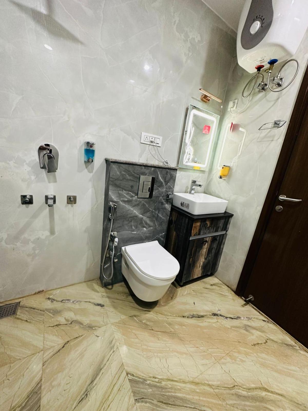Hotel Samrat Residency 10 Mints Walking Distance Nizamuddin Railway Station نيودلهي المظهر الخارجي الصورة