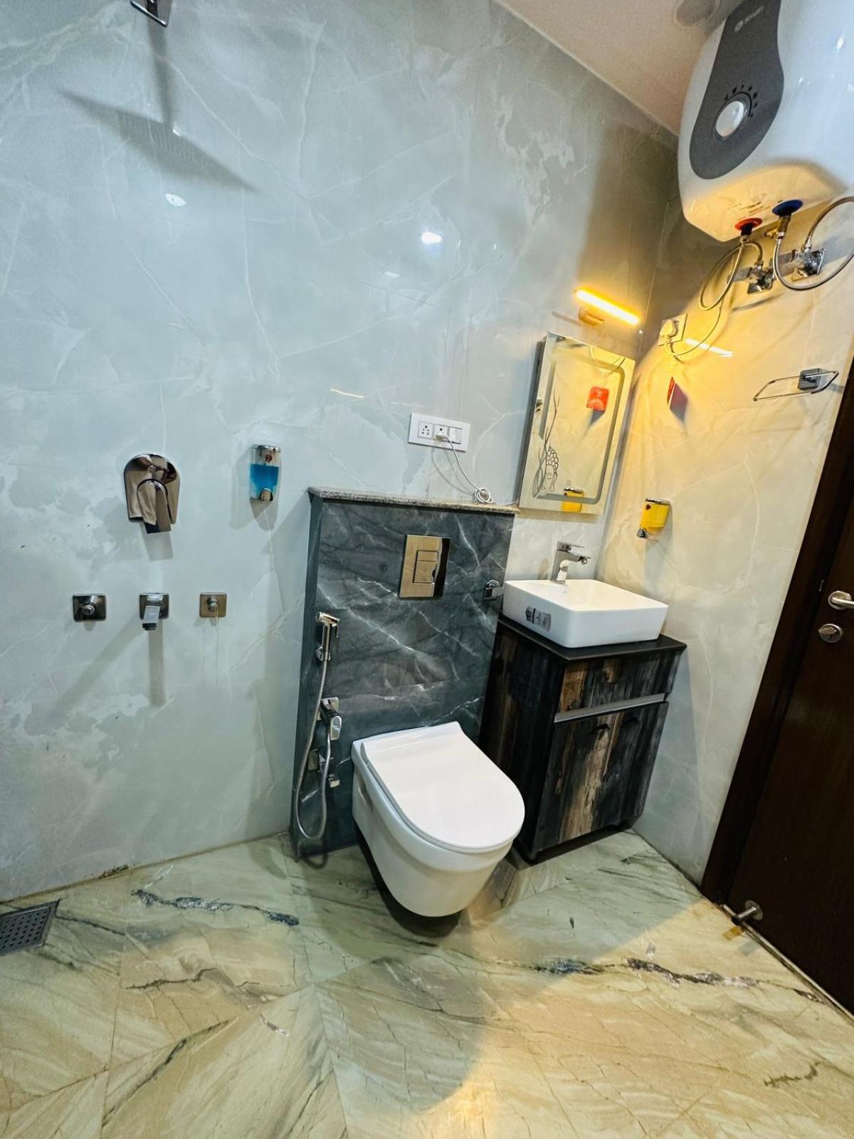 Hotel Samrat Residency 10 Mints Walking Distance Nizamuddin Railway Station نيودلهي المظهر الخارجي الصورة